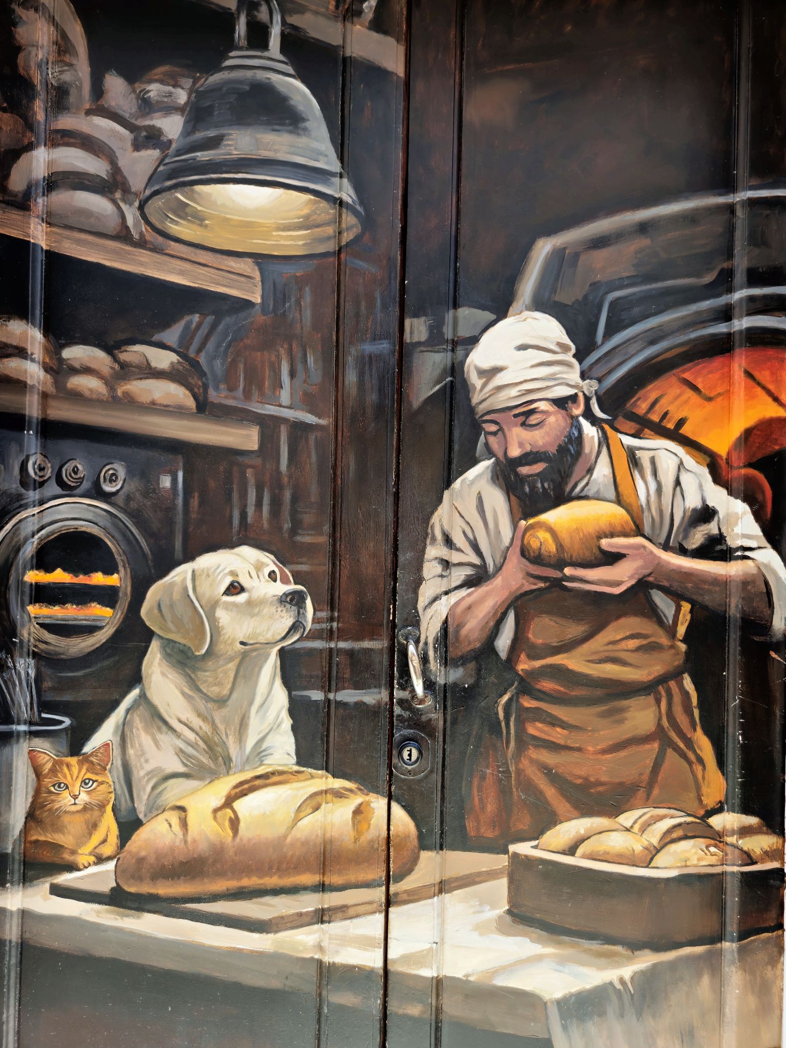 Die Portas Pintadas in der Rua de Santa Maria entstanden ab 2010 als Teil des städtischen Kunstprojekts „Arte de Portas Abertas“. Ziel war die Aufwertung und Wiederbelebung der damals teils vernachlässigten Altstadt Funchals. Heute gelten die bemalten Türen als Symbol für die kreative Stadterneuerung.